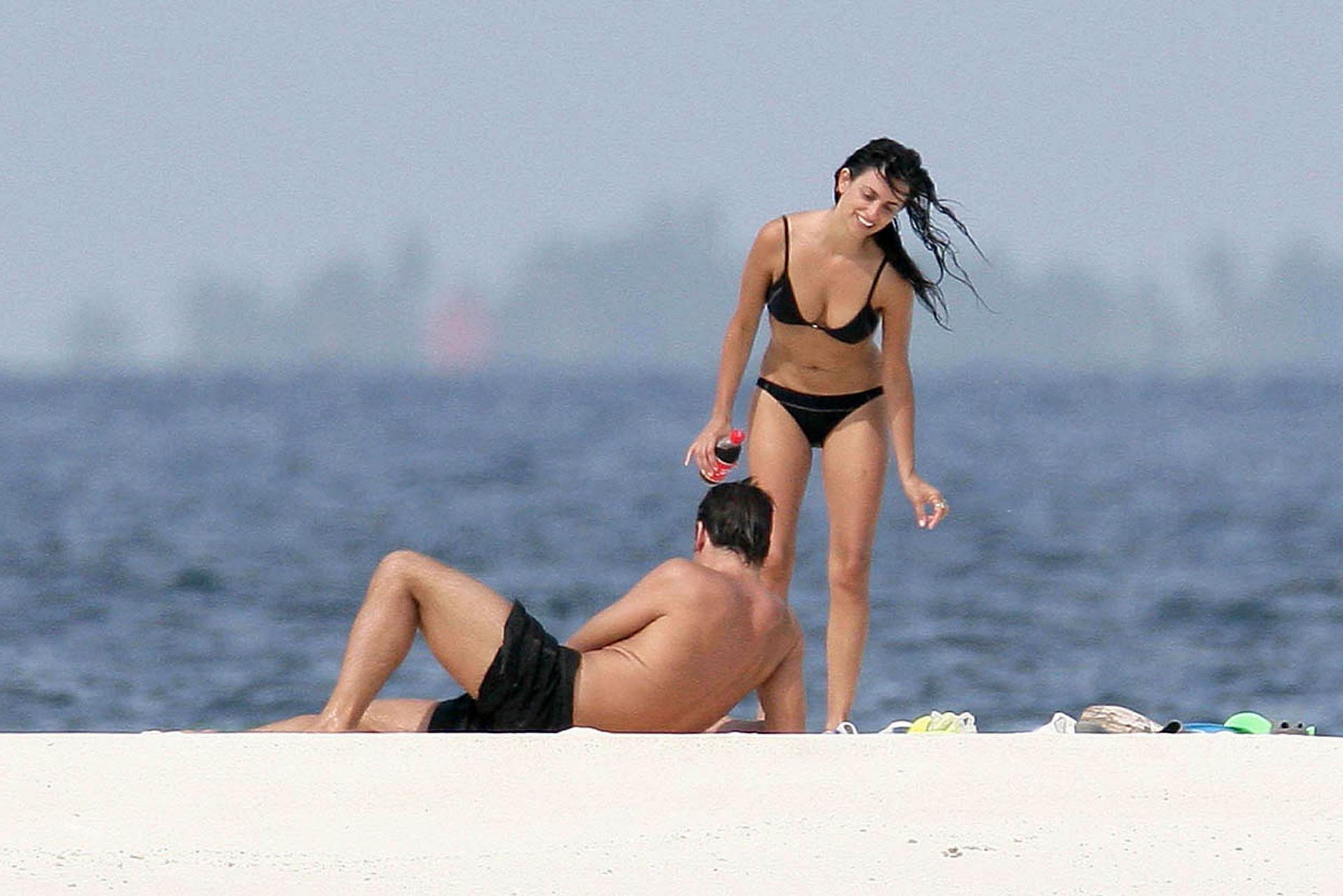 16P Penelope Cruz enjoying on pool and showing nice and sexy body