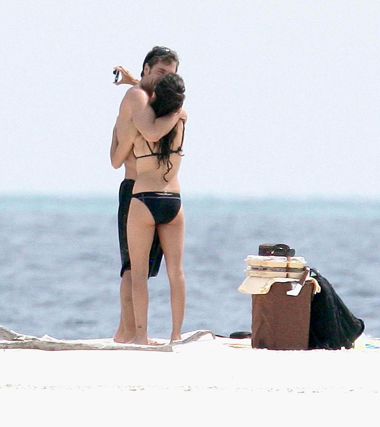 16P Penelope Cruz enjoying on pool and showing nice and sexy body