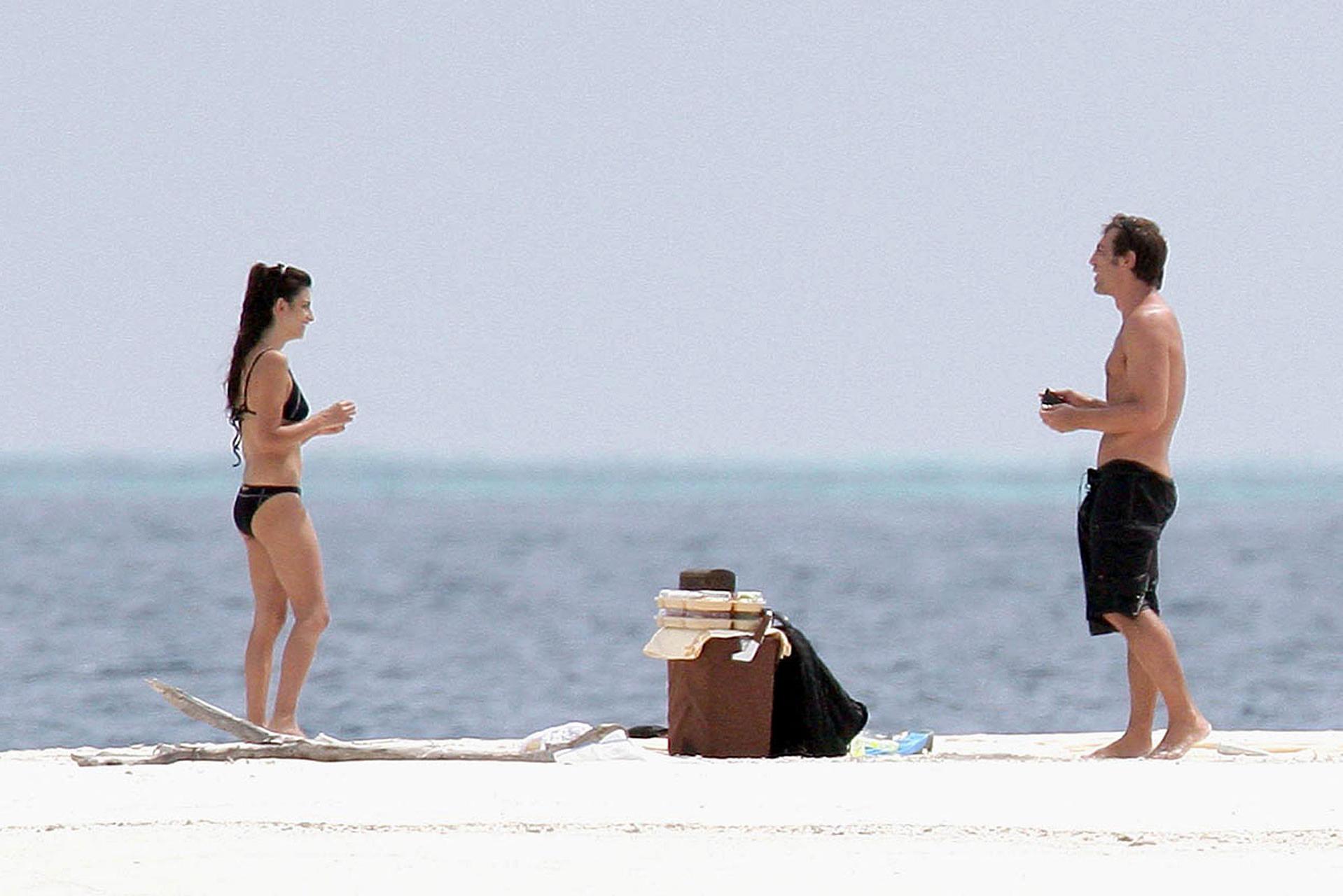 16P Penelope Cruz enjoying on pool and showing nice and sexy body