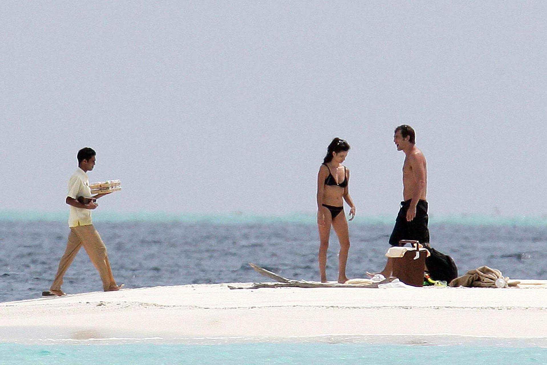 16P Penelope Cruz enjoying on pool and showing nice and sexy body