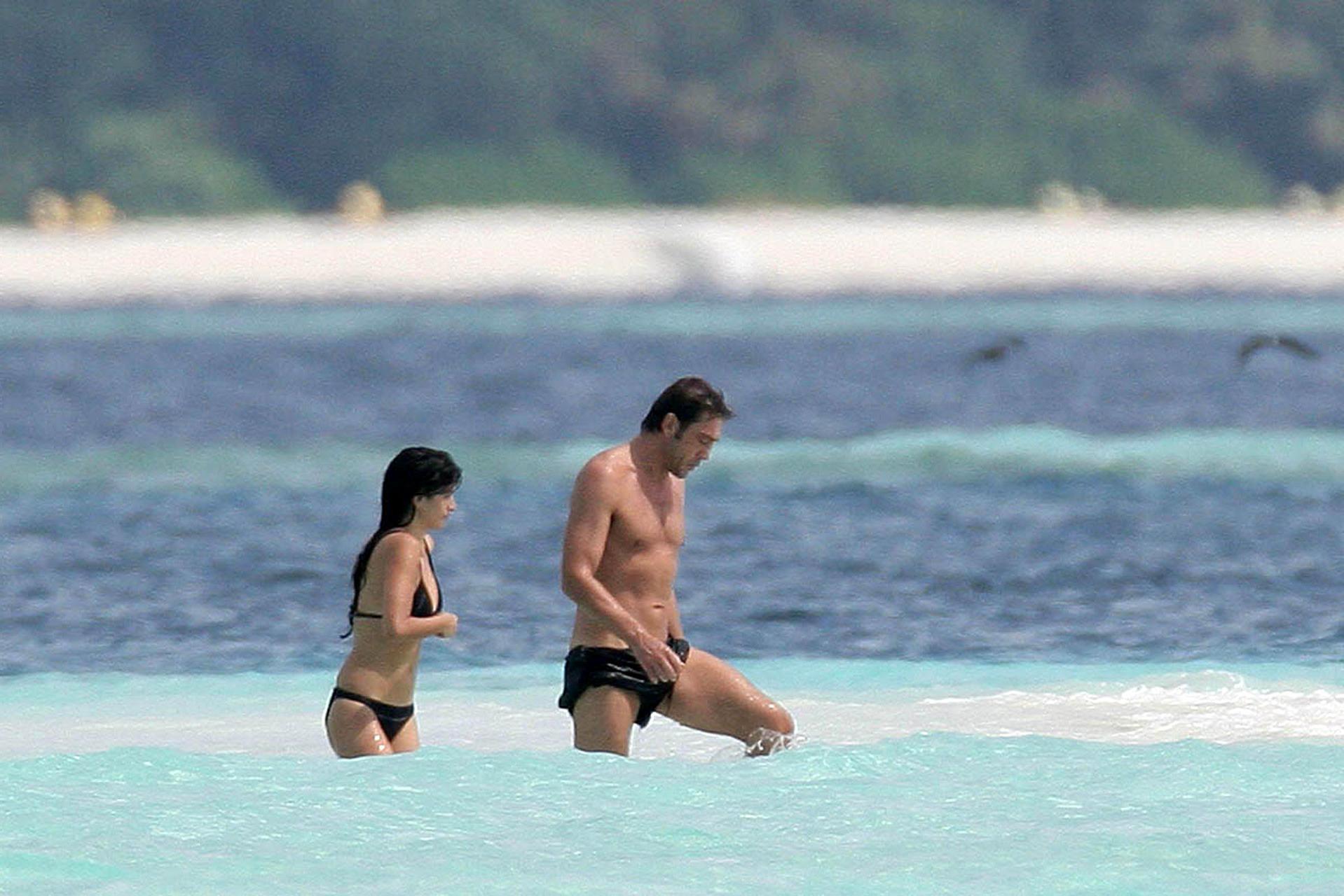 16P Penelope Cruz enjoying on pool and showing nice and sexy body