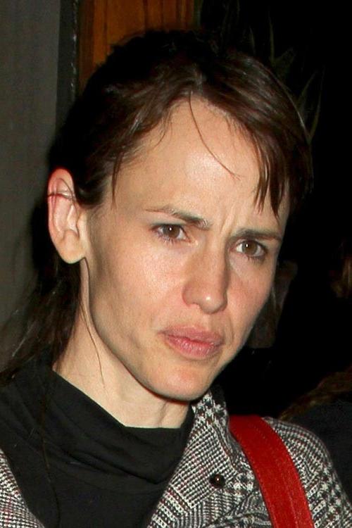 15P Jennifer Garner nipple slip and perfect cleavage