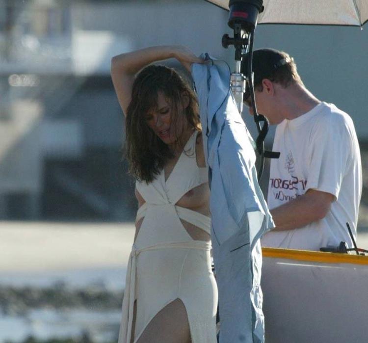 15P Jennifer Garner nipple slip and perfect cleavage
