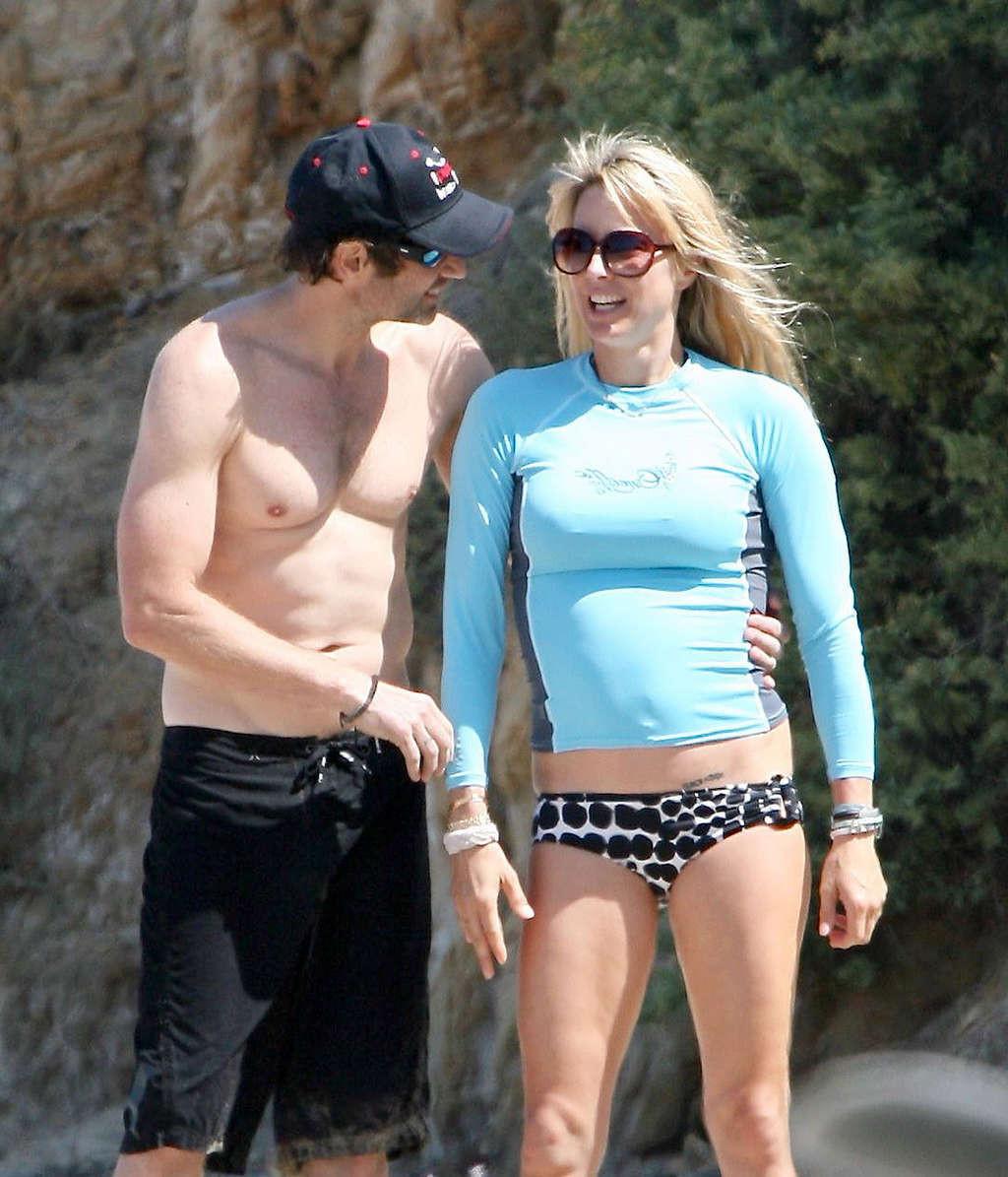 16P Tea Leoni enjoying on beach and showing sexy body and nice ass