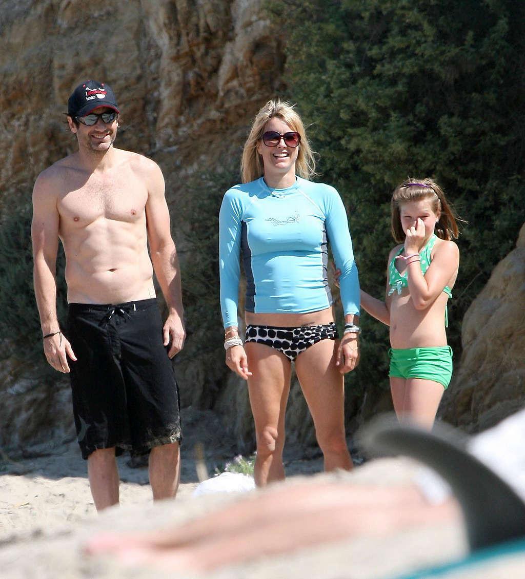 16P Tea Leoni enjoying on beach and showing sexy body and nice ass
