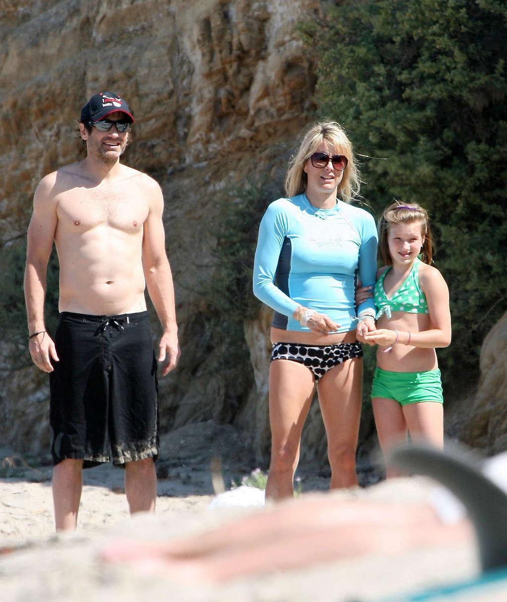 16P Tea Leoni enjoying on beach and showing sexy body and nice ass