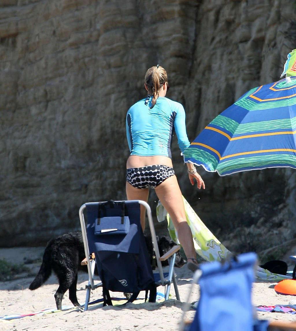 16P Tea Leoni enjoying on beach and showing sexy body and nice ass