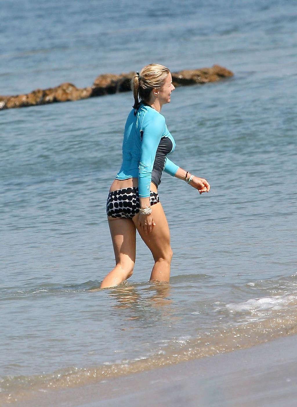 16P Tea Leoni enjoying on beach and showing sexy body and nice ass