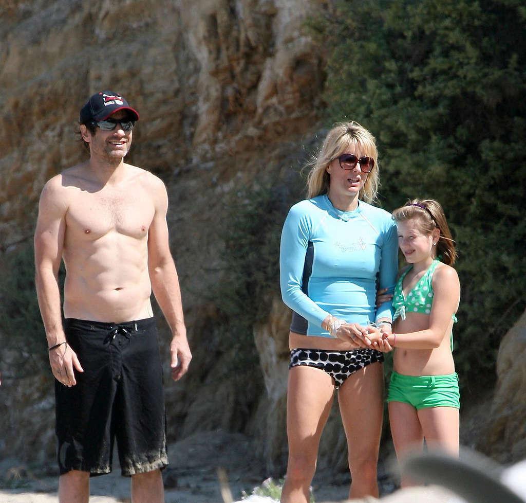 16P Tea Leoni enjoying on beach and showing sexy body and nice ass