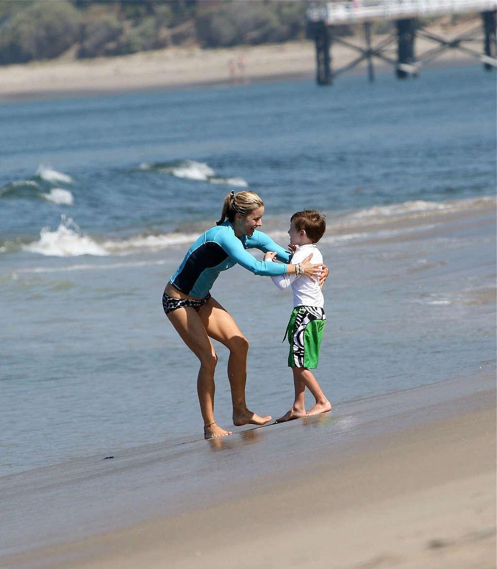 16P Tea Leoni enjoying on beach and showing sexy body and nice ass