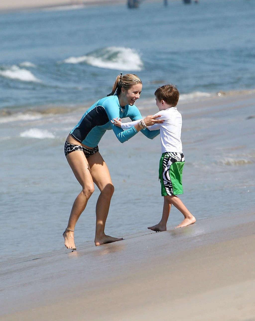 16P Tea Leoni enjoying on beach and showing sexy body and nice ass