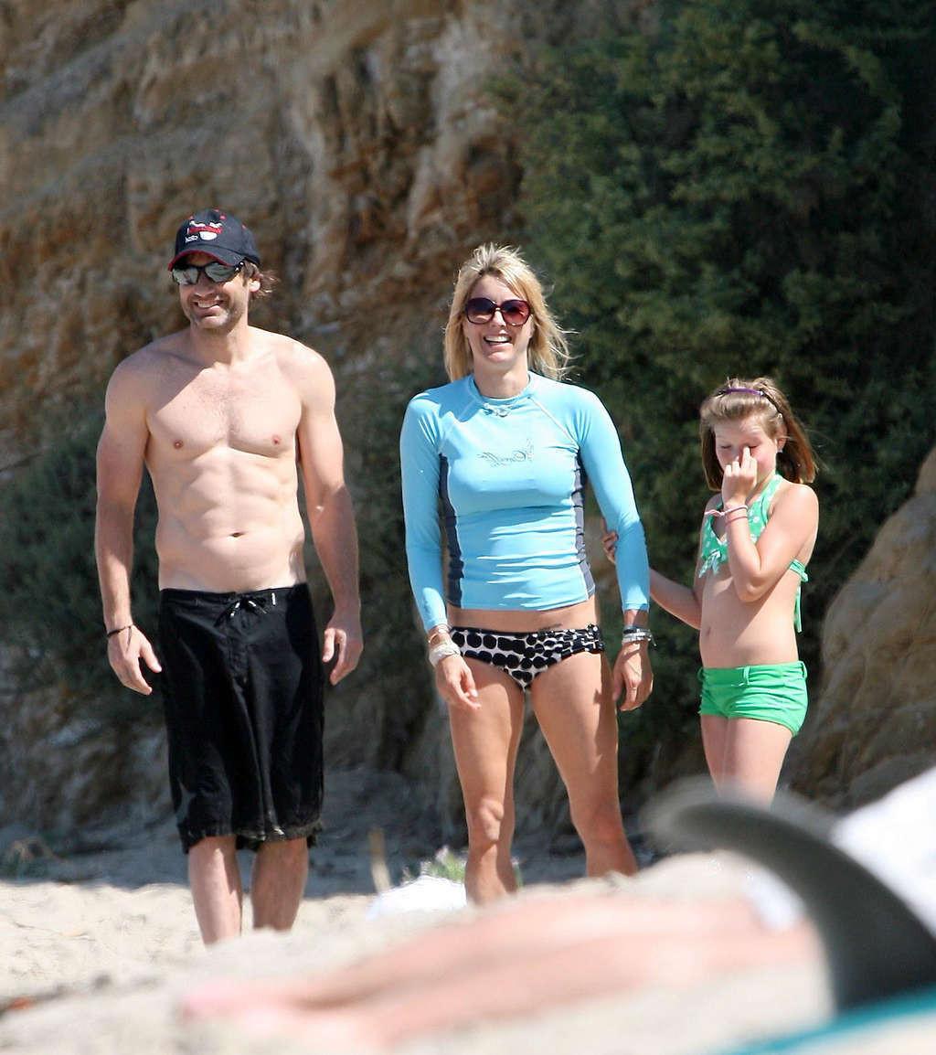 16P Tea Leoni enjoying on beach and showing sexy body and nice ass