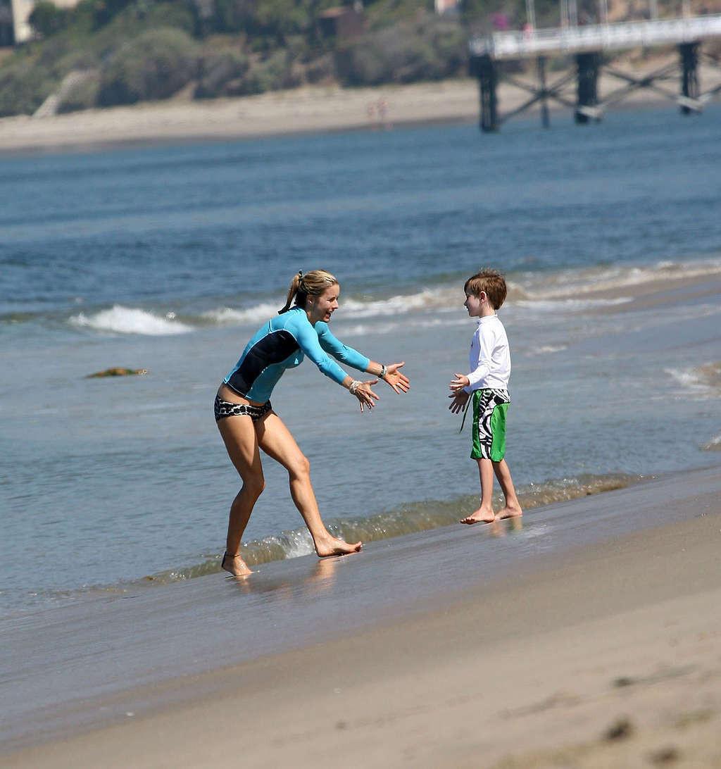 16P Tea Leoni enjoying on beach and showing sexy body and nice ass