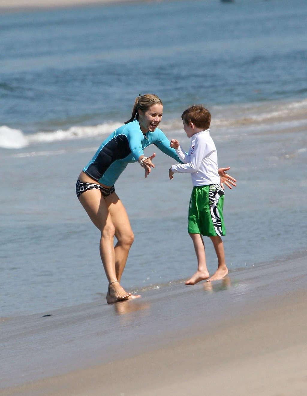 16P Tea Leoni enjoying on beach and showing sexy body and nice ass