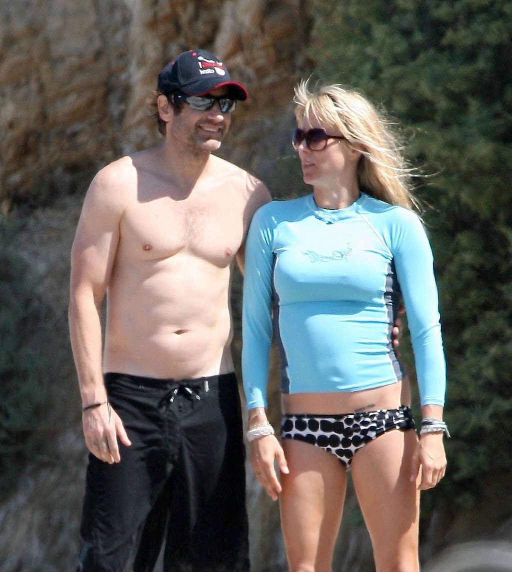 16P Tea Leoni enjoying on beach and showing sexy body and nice ass
