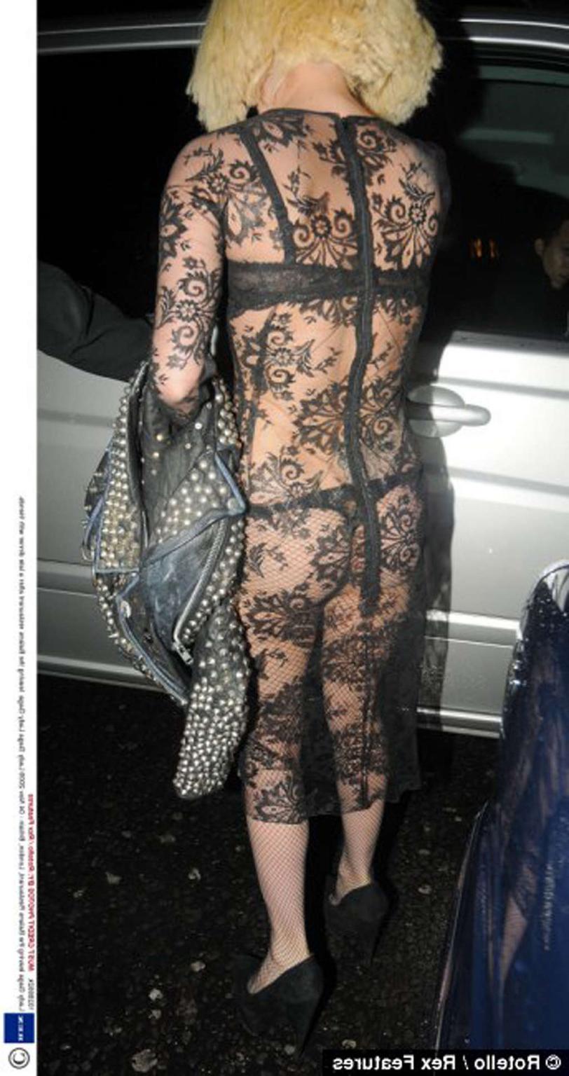 16P Lady Gaga exposing her nice big tits and upskirt paparazzi pictures