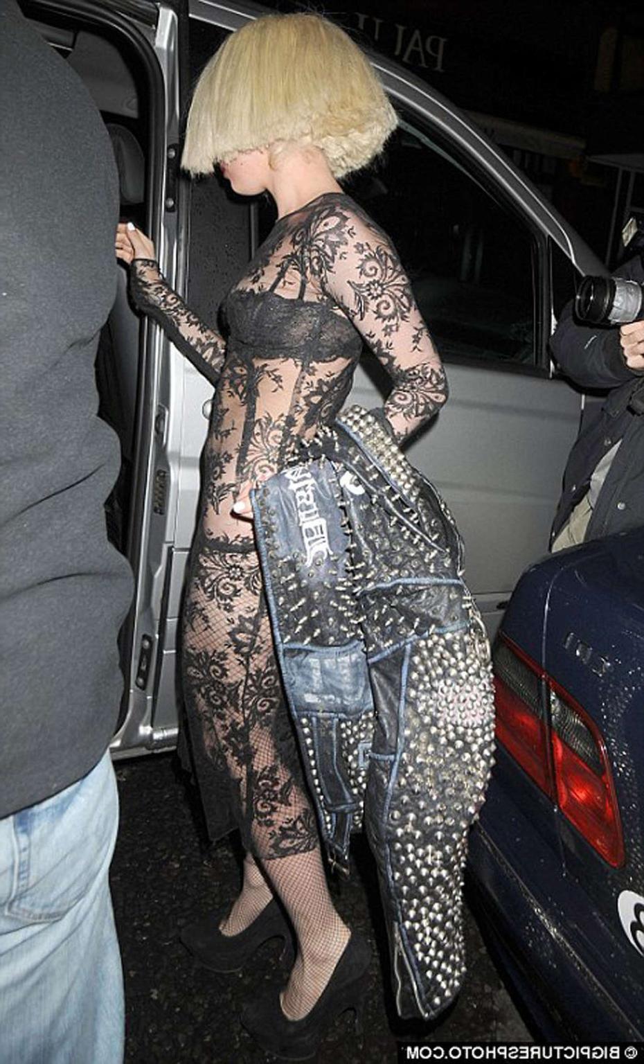 16P Lady Gaga exposing her nice big tits and upskirt paparazzi pictures