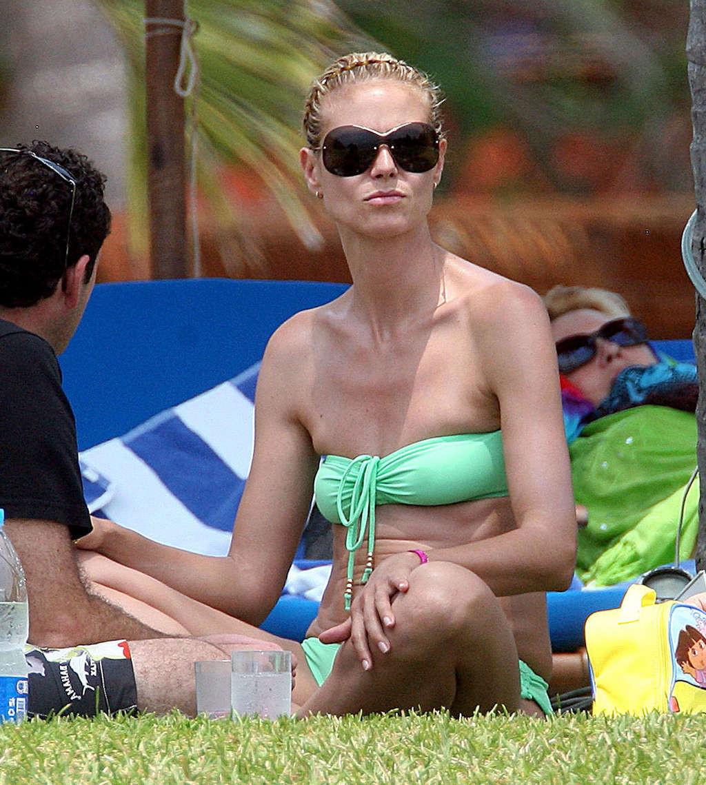16P Heidi Klum showing her body and sexy ass in her green bikini