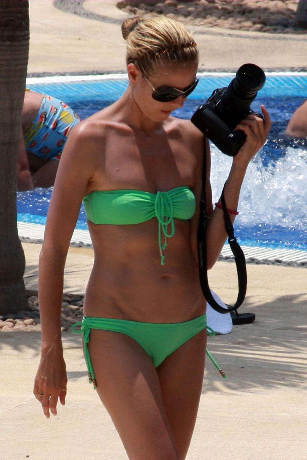 16P Heidi Klum showing her body and sexy ass in her green bikini