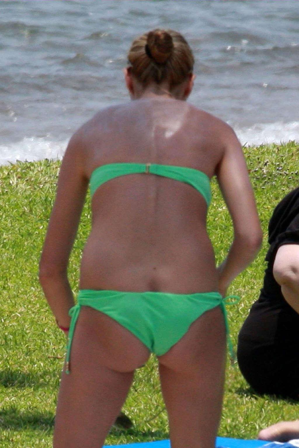 16P Heidi Klum showing her body and sexy ass in her green bikini