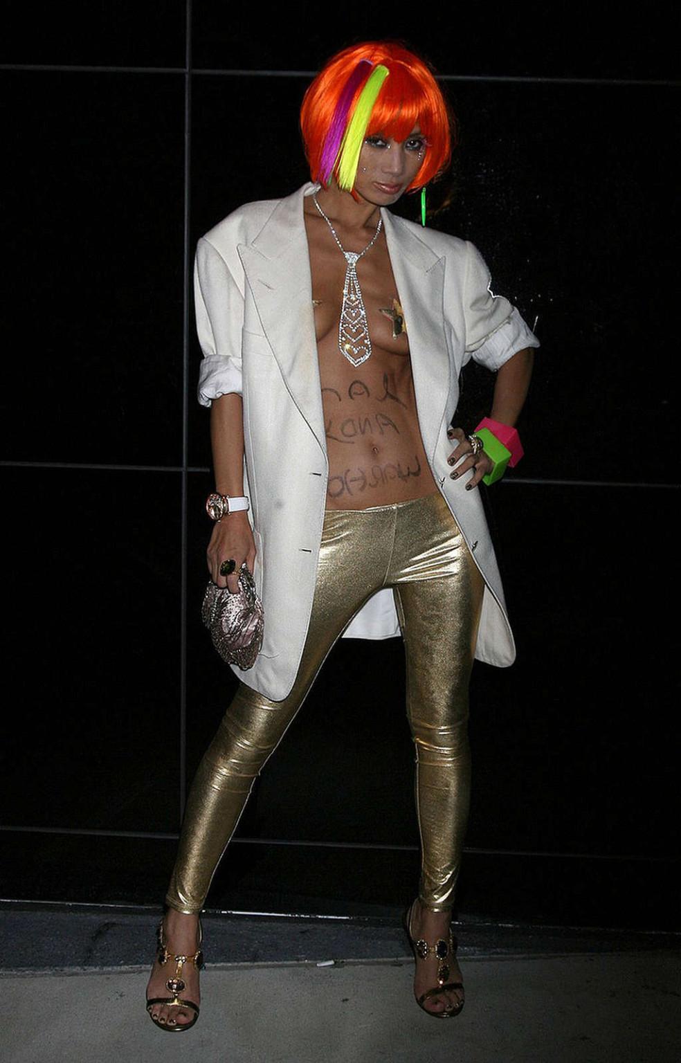 16P Bai Ling exposing her nice small tits and nipple slip paparazzi pictures