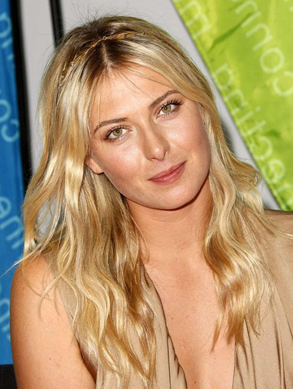 16P Maria Sharapova flashing her panties upskirt and downblouse paparazzi pictures