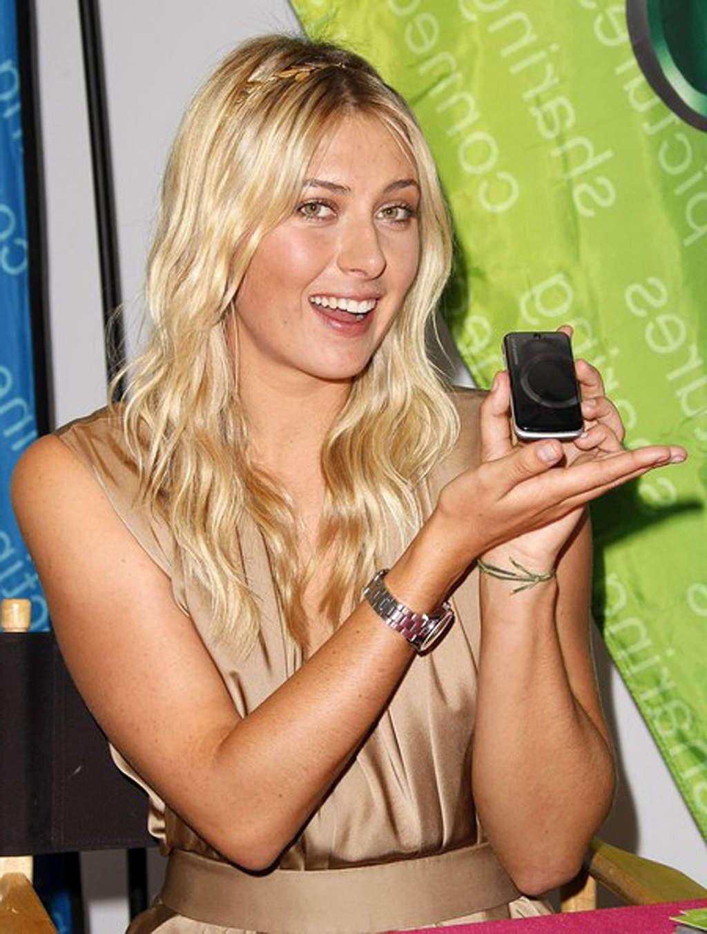 16P Maria Sharapova flashing her panties upskirt and downblouse paparazzi pictures