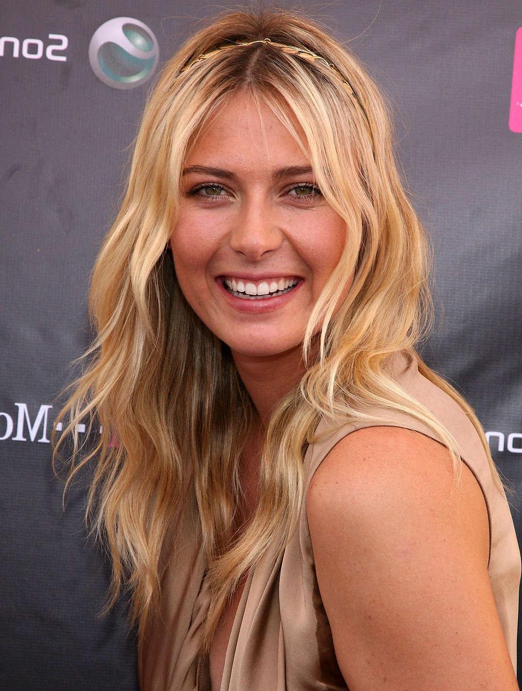 16P Maria Sharapova flashing her panties upskirt and downblouse paparazzi pictures
