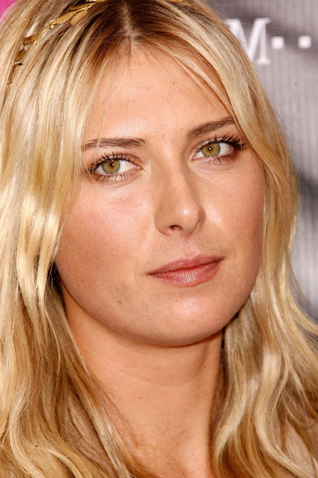 16P Maria Sharapova flashing her panties upskirt and downblouse paparazzi pictures
