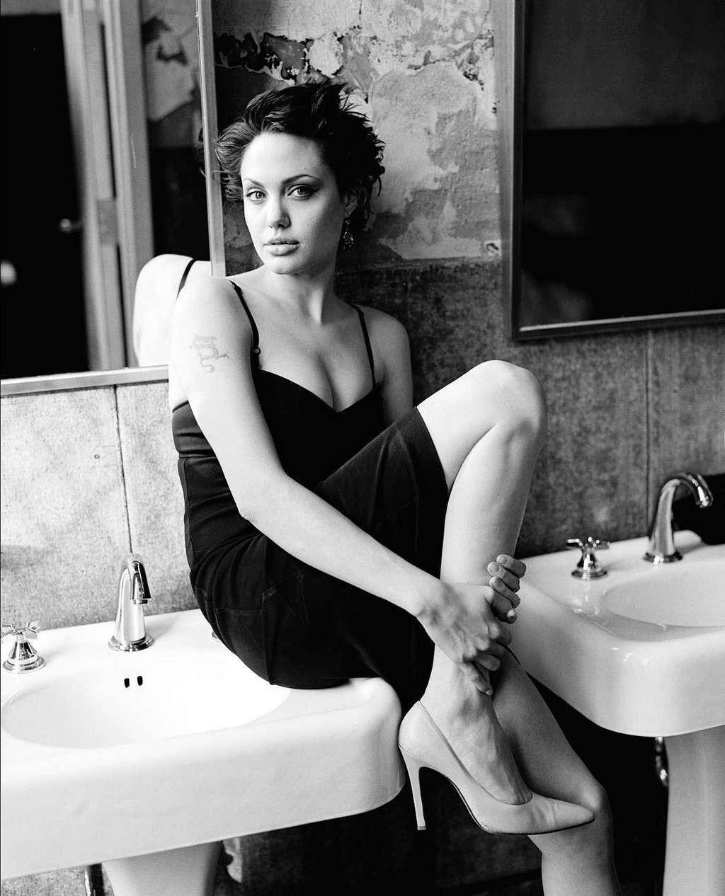 16P Angelina Jolie exposing her nice big tits and fucking hard in nude movie caps