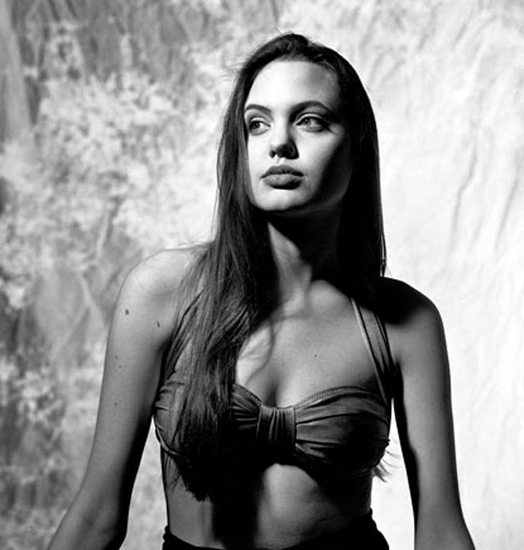 16P Angelina Jolie exposing her nice big tits and fucking hard in nude movie caps