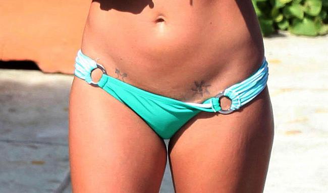 15P Britney Spears flashing tattoos near pussy and ass