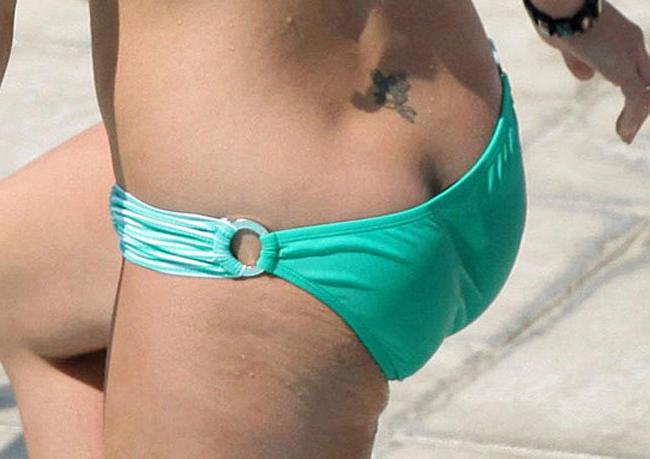 15P Britney Spears flashing tattoos near pussy and ass