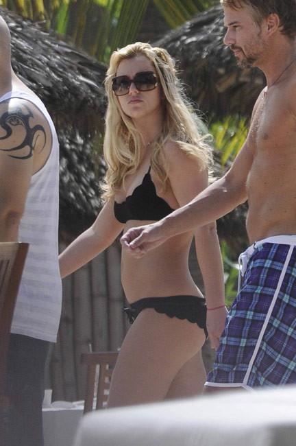 15P Britney Spears flashing tattoos near pussy and ass