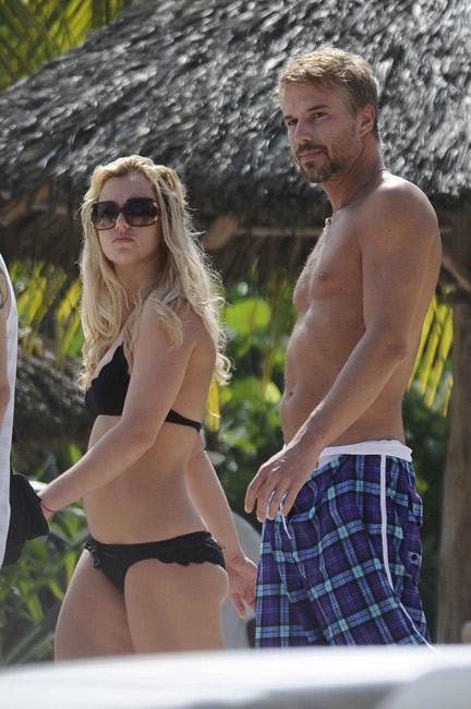 15P Britney Spears flashing tattoos near pussy and ass