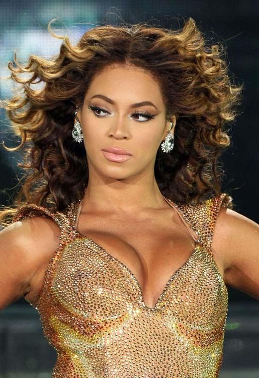 15P Beyonce Knowles showing her sexy cleavage dress