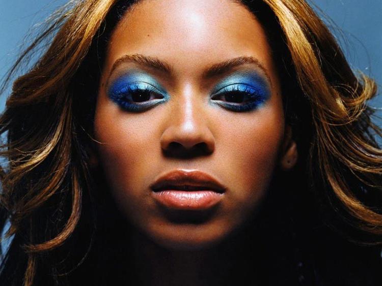 15P Beyonce Knowles showing her sexy cleavage dress