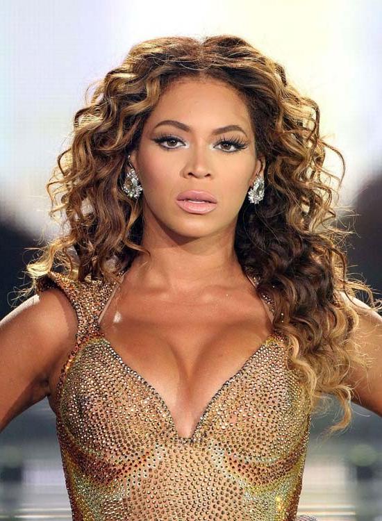 15P Beyonce Knowles showing her sexy cleavage dress