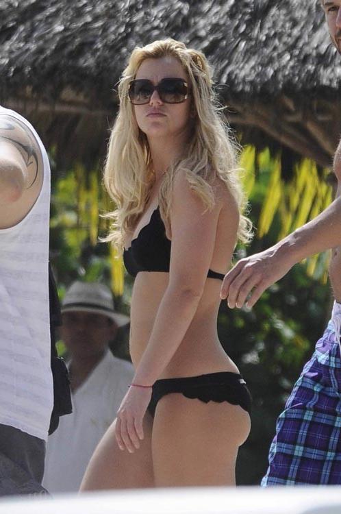 15P Britney Spears sexy upskirts of her sweet ass