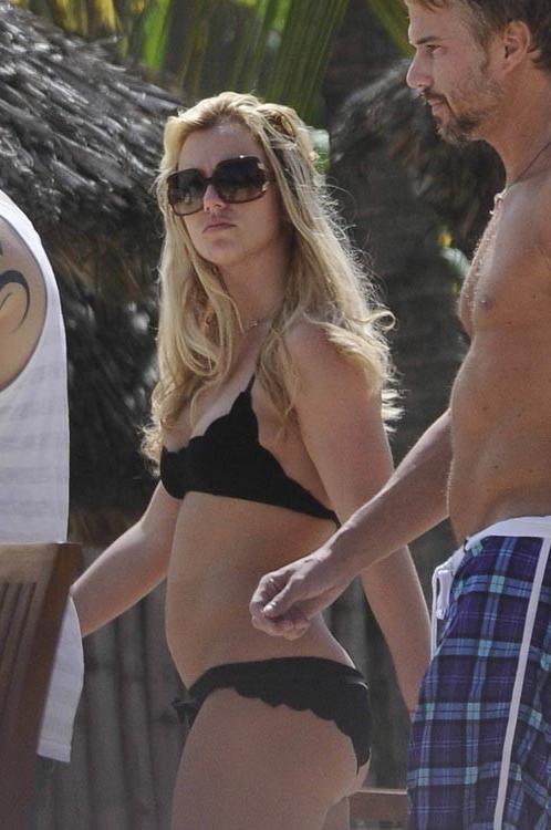 15P Britney Spears sexy upskirts of her sweet ass