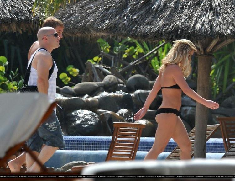 15P Britney Spears sexy upskirts of her sweet ass