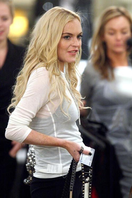15P Lindsay Lohan showing amazing ass in tight jeans