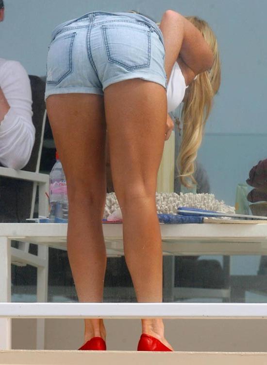 15P Lindsay Lohan showing amazing ass in tight jeans