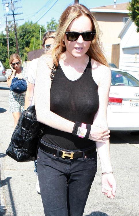 15P Lindsay Lohan showing amazing ass in tight jeans
