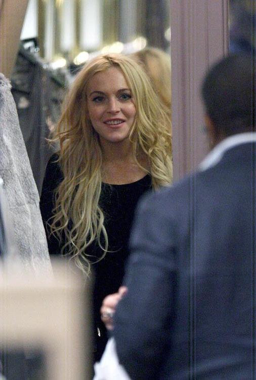 15P Lindsay Lohan showing amazing ass in tight jeans