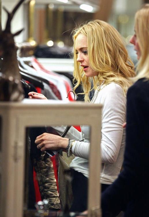 15P Lindsay Lohan showing amazing ass in tight jeans