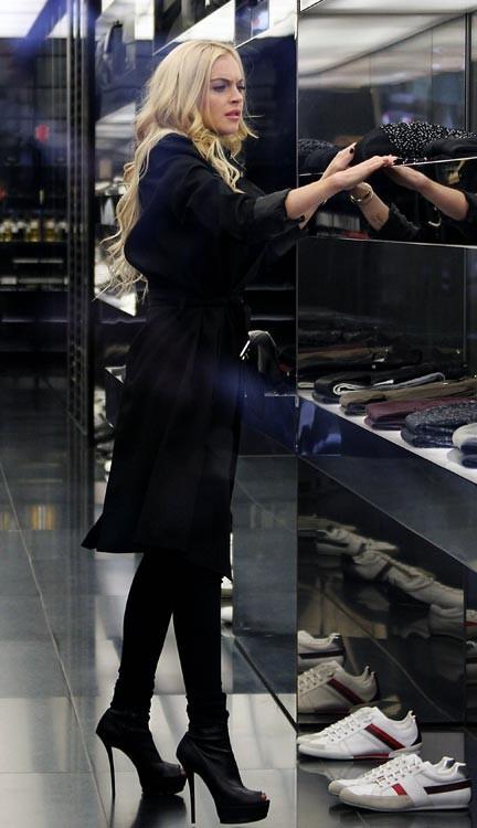 15P Lindsay Lohan showing amazing ass in tight jeans