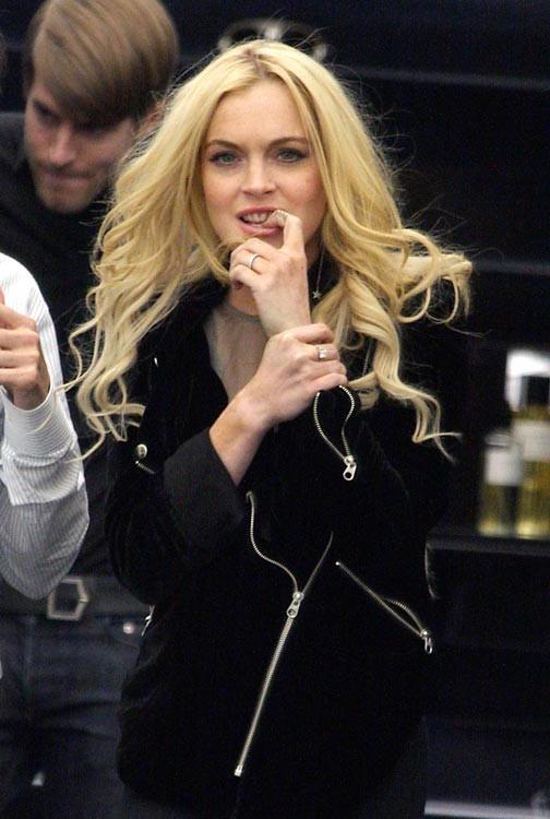 15P Lindsay Lohan showing amazing ass in tight jeans