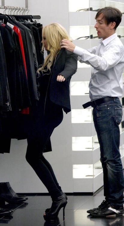 15P Lindsay Lohan showing amazing ass in tight jeans