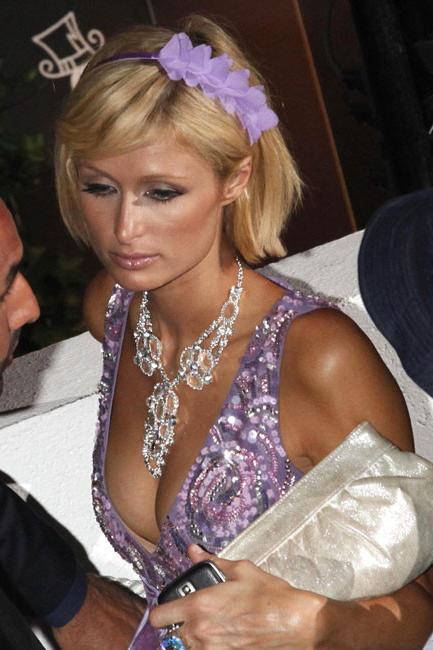 16P Paris Hilton sexy upskirt pictures of her panties